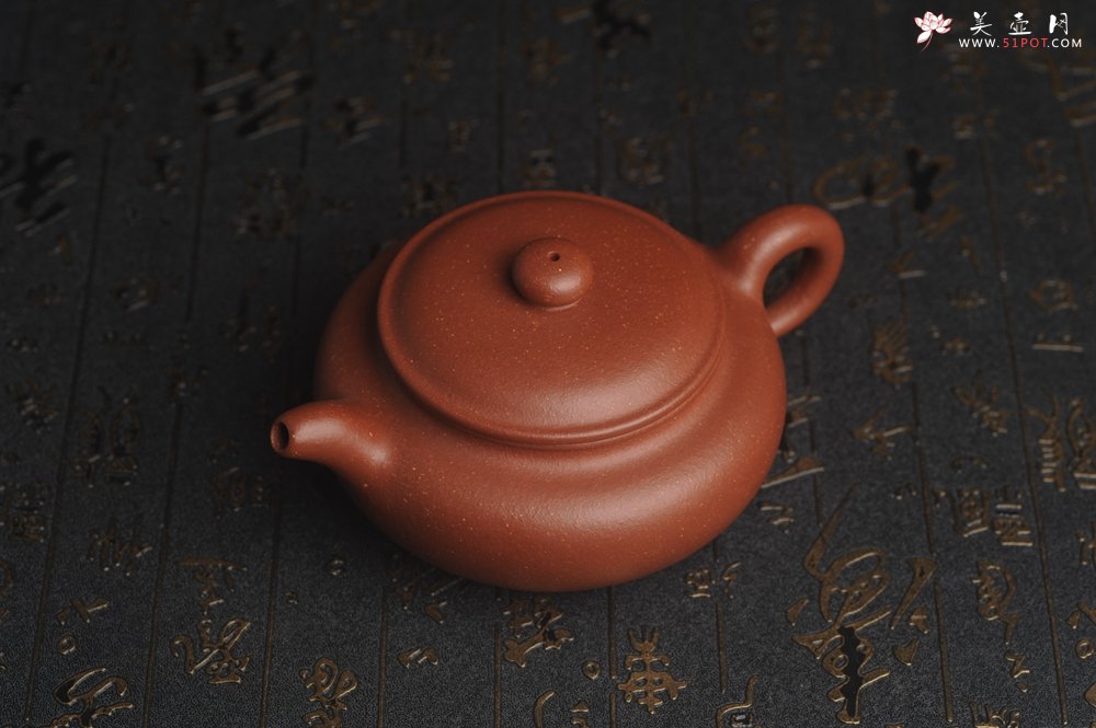 紫砂壶图片：美壶特惠  精致特好降坡泥扁仿古 茶人醉爱 - 宜兴紫砂壶网