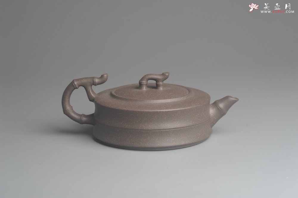 紫砂壶图片：美壶特惠 精致青灰段竹扁套壶 一壶（280ml）二杯（每个100ml） - 宜兴紫砂壶网