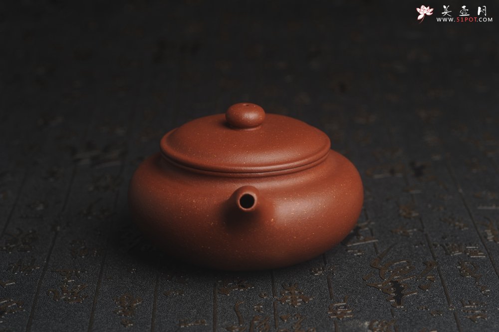 紫砂壶图片：美壶特惠  精致特好降坡泥扁仿古 茶人醉爱 - 宜兴紫砂壶网
