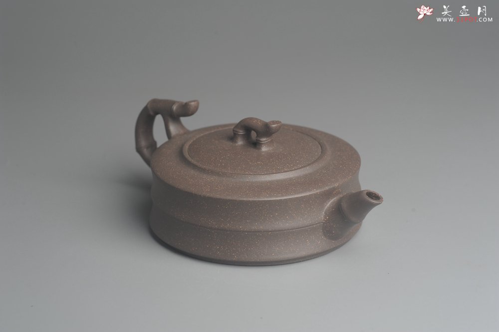 紫砂壶图片：美壶特惠 精致青灰段竹扁套壶 一壶（280ml）二杯（每个100ml） - 宜兴紫砂壶网