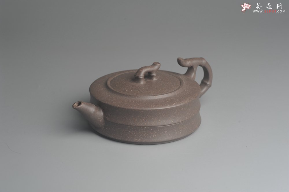 紫砂壶图片：美壶特惠 精致青灰段竹扁套壶 一壶（280ml）二杯（每个100ml） - 宜兴紫砂壶网