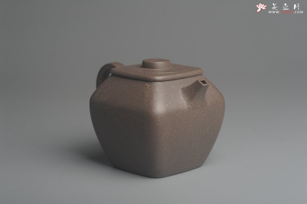 紫砂壶图片：美壶特惠 优质青灰段泥精致混方巨轮壶 茶人醉爱 - 宜兴紫砂壶网