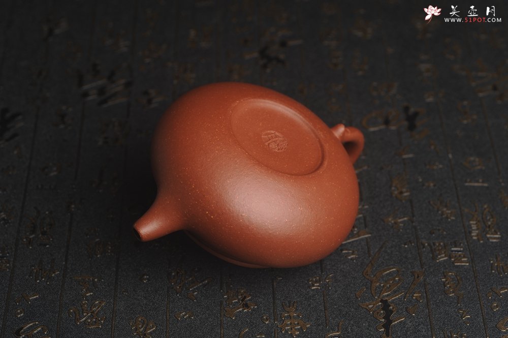 紫砂壶图片：美壶特惠  精致特好降坡泥扁仿古 茶人醉爱 - 宜兴紫砂壶网