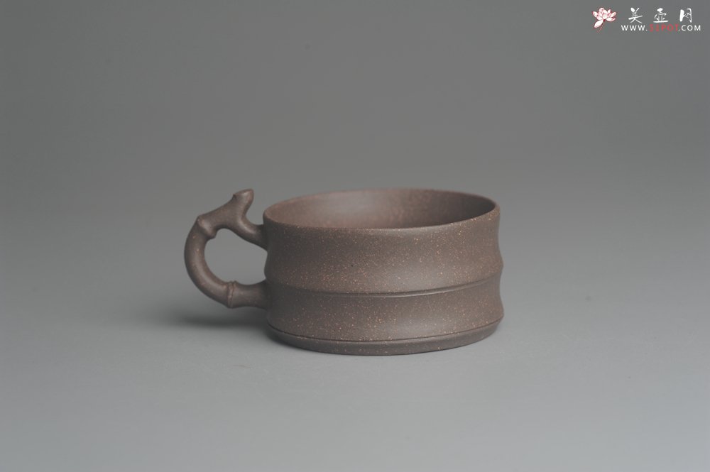 紫砂壶图片：美壶特惠 精致青灰段竹扁套壶 一壶（280ml）二杯（每个100ml） - 宜兴紫砂壶网