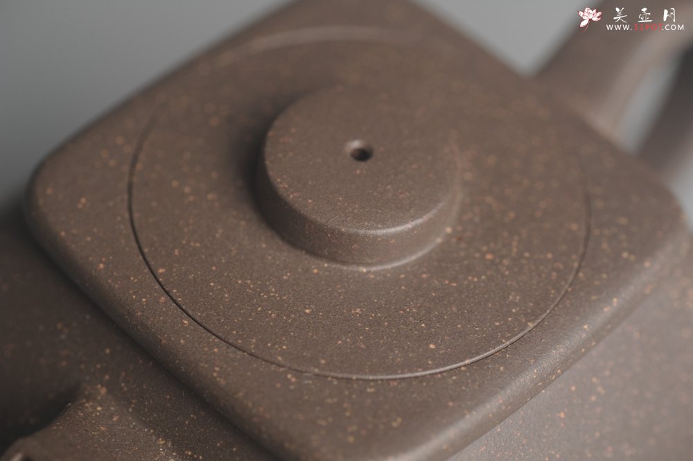 紫砂壶图片：美壶特惠 优质青灰段泥精致混方巨轮壶 茶人醉爱 - 宜兴紫砂壶网