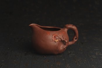 紫砂壶图片：美杯特惠 赵老师精品贴叶公道杯 茶人醉爱 - 宜兴紫砂壶网