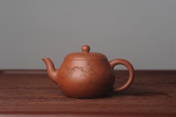 紫砂壶图片：潜力股周小培原创全手工缘德壶 通转梅花 特文气 - 宜兴紫砂壶网