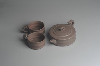 紫砂壶图片：美壶特惠 精致青灰段竹扁套壶 一壶（280ml）二杯（每个100ml） - 宜兴紫砂壶网