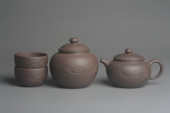 紫砂壶图片：美壶特惠 优质青灰段泥精致行云流水套组 一壶（180cc）二杯一醒茶罐（280cc） - 宜兴紫砂壶网