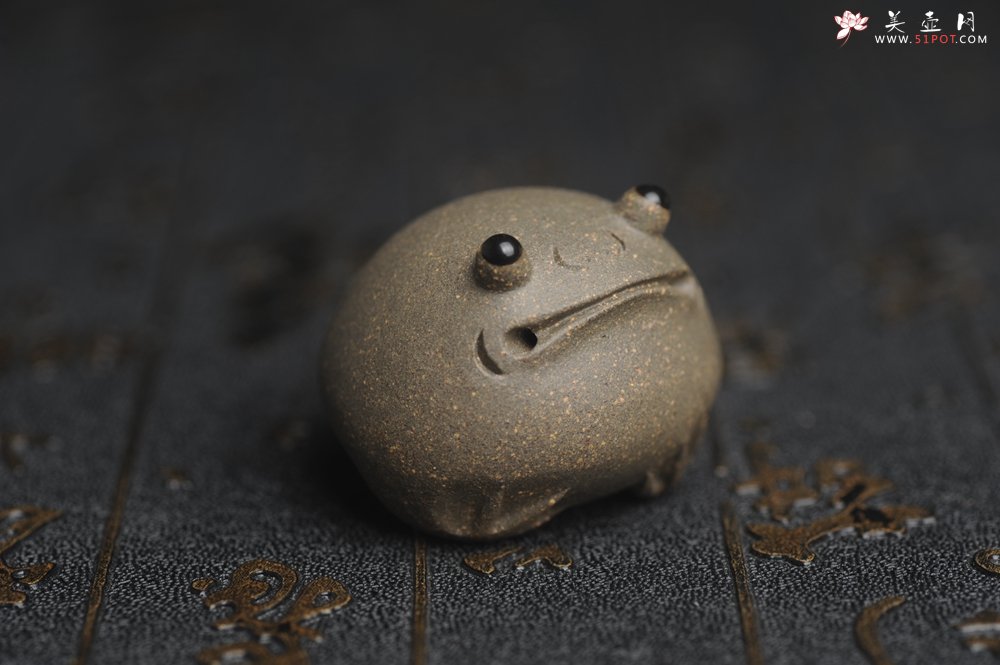 紫砂壶图片：美宠特惠 超可爱的精工青段萌蛤蟆紫砂茶宠摆件 长3.5cm宽4cm高3cm - 宜兴紫砂壶网