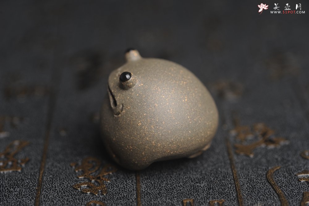 紫砂壶图片：美宠特惠 超可爱的精工青段萌蛤蟆紫砂茶宠摆件 长3.5cm宽4cm高3cm - 宜兴紫砂壶网