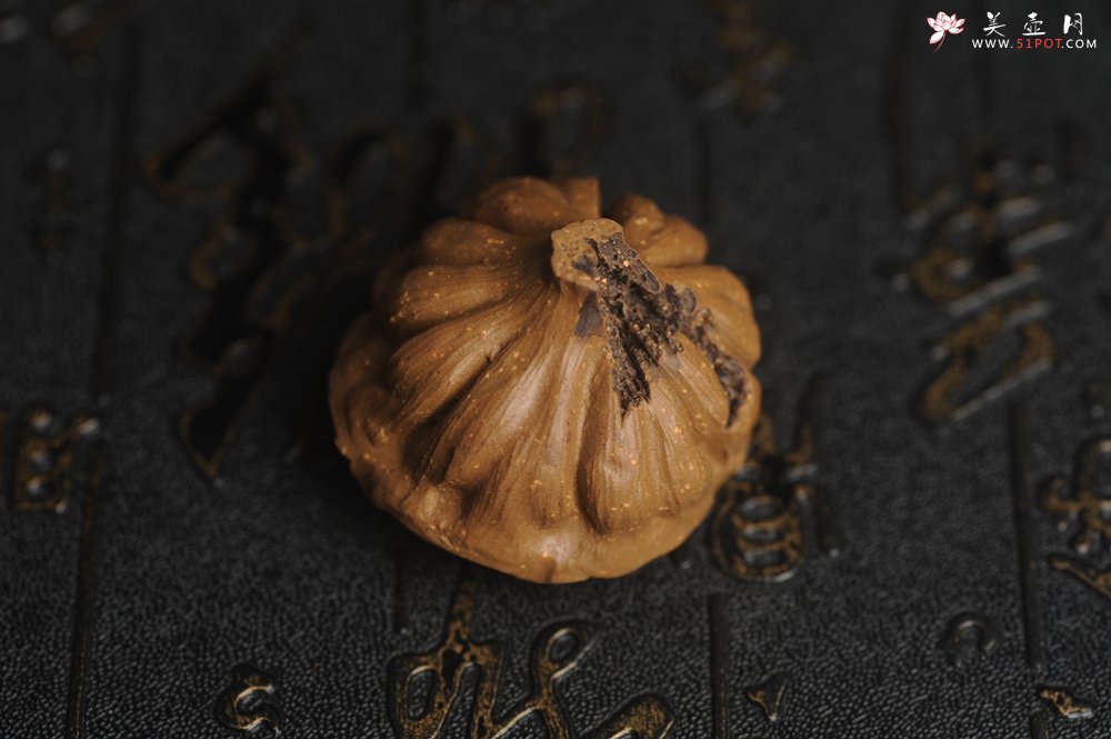 紫砂壶图片：美宠特惠 精致迷你紫砂小莲蓬茶宠摆件 莲子可动有趣 直径3.8cm高2.8cm左右 - 宜兴紫砂壶网