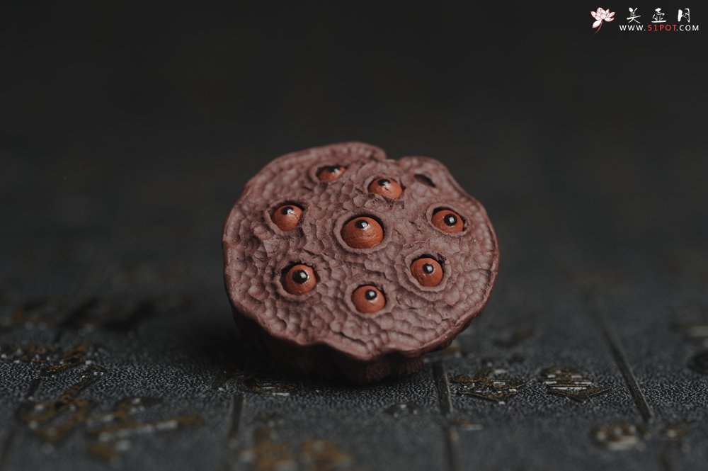 紫砂壶图片：美宠特惠 精致迷你紫泥小莲蓬茶宠摆件 莲子可动有趣 直径3.8cm高2.8cm左右 - 宜兴紫砂壶网