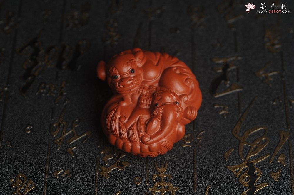 紫砂壶图片：美宠特惠 精致大红袍朱泥镇宅对狮子紫砂茶宠摆件 长6.5cm宽5.5cm高3.5cm - 宜兴紫砂壶网