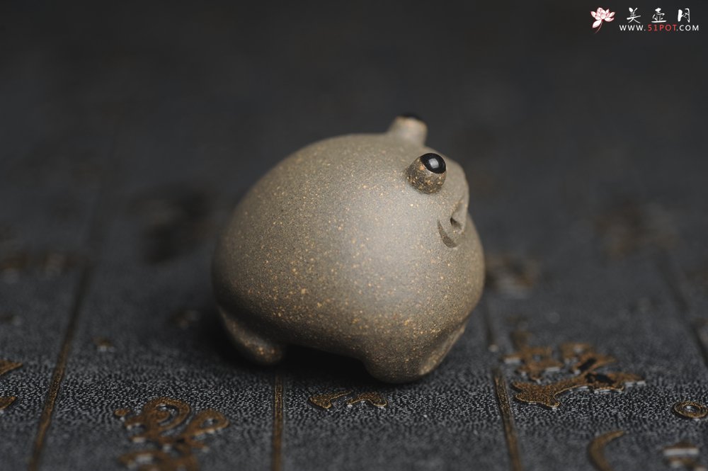 紫砂壶图片：美宠特惠 超可爱的精工青段萌蛤蟆紫砂茶宠摆件 长3.5cm宽4cm高3cm - 宜兴紫砂壶网