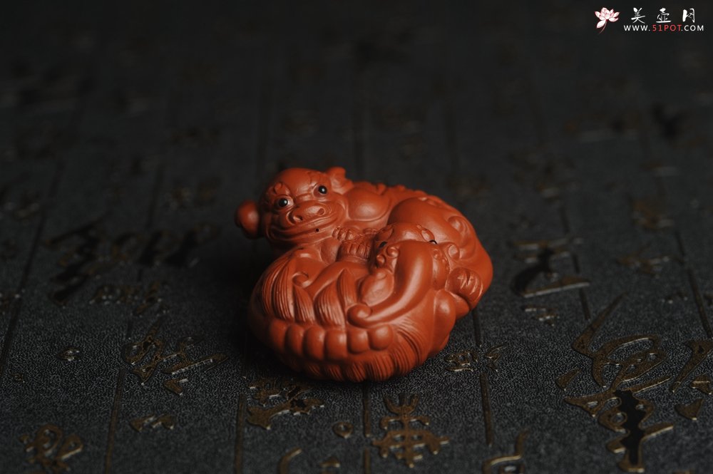 紫砂壶图片：美宠特惠 精致大红袍朱泥镇宅对狮子紫砂茶宠摆件 长6.5cm宽5.5cm高3.5cm - 宜兴紫砂壶网
