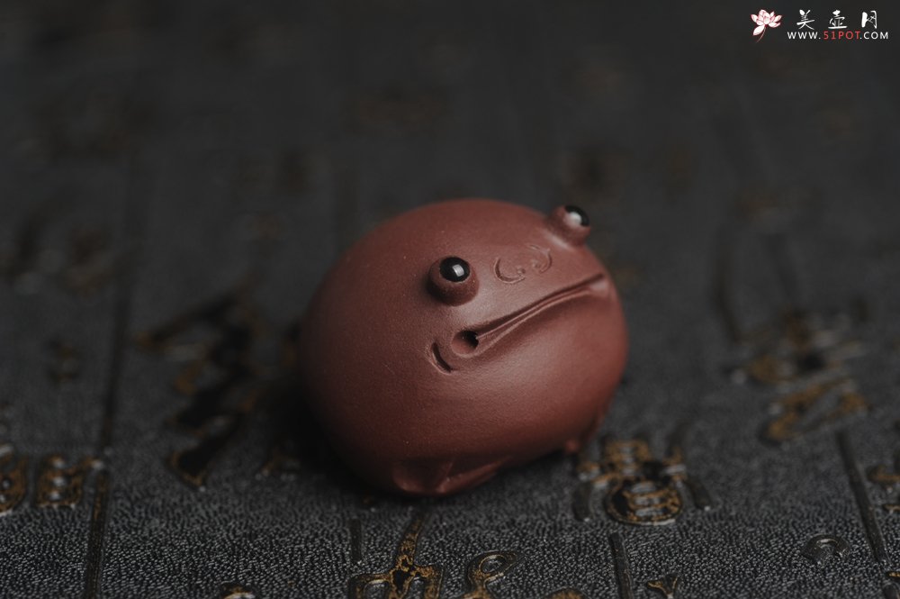 紫砂壶图片：美宠特惠 超可爱的精工紫泥萌蛤蟆紫砂茶宠摆件 长3.5cm宽4cm高3cm - 宜兴紫砂壶网