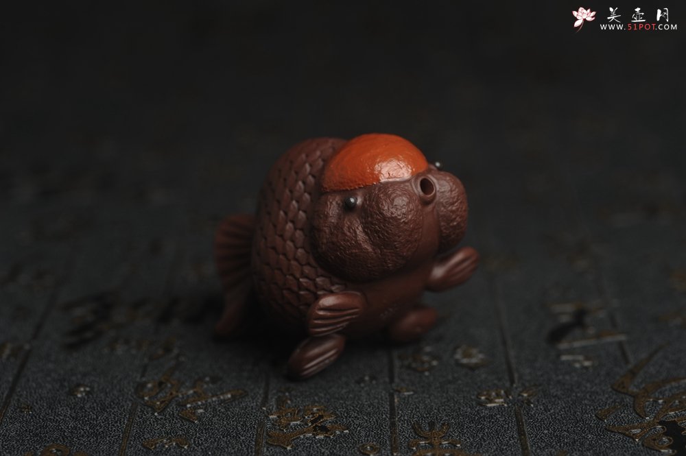 紫砂壶图片：美宠特惠 精致鸿运当头 金鱼紫砂茶宠摆件 长7.3cm宽5cm高5cm - 宜兴紫砂壶网