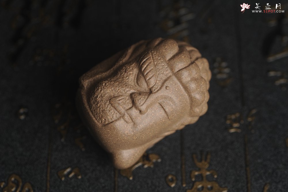 紫砂壶图片：美宠特惠 回馈壶友 精致青段泥是佛是魔 一念之间 手把件茶宠高5.8cm宽4.5cm左右 - 宜兴紫砂壶网