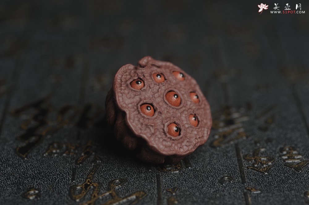 紫砂壶图片：美宠特惠 精致迷你紫泥小莲蓬茶宠摆件 莲子可动有趣 直径3.8cm高2.8cm左右 - 宜兴紫砂壶网