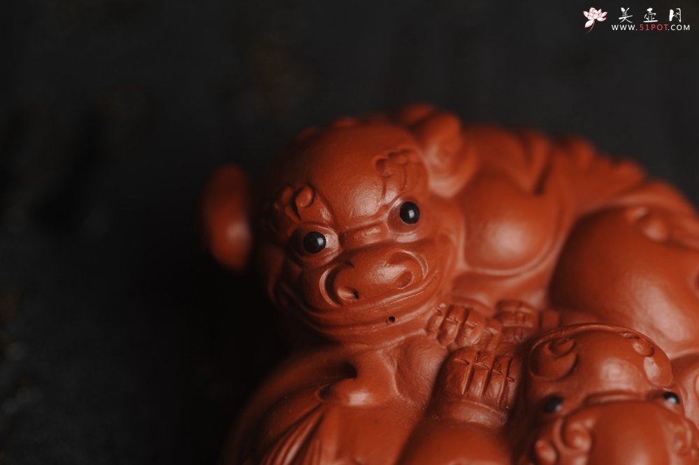 紫砂壶图片：美宠特惠 精致大红袍朱泥镇宅对狮子紫砂茶宠摆件 长6.5cm宽5.5cm高3.5cm - 宜兴紫砂壶网