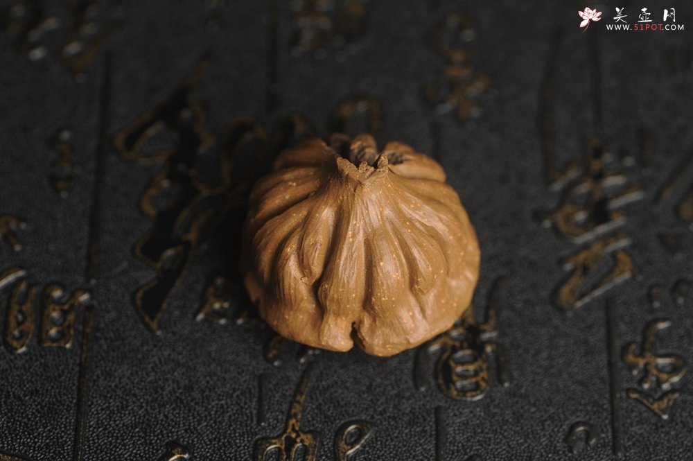 紫砂壶图片：美宠特惠 精致迷你紫砂小莲蓬茶宠摆件 莲子可动有趣 直径3.8cm高2.8cm左右 - 宜兴紫砂壶网