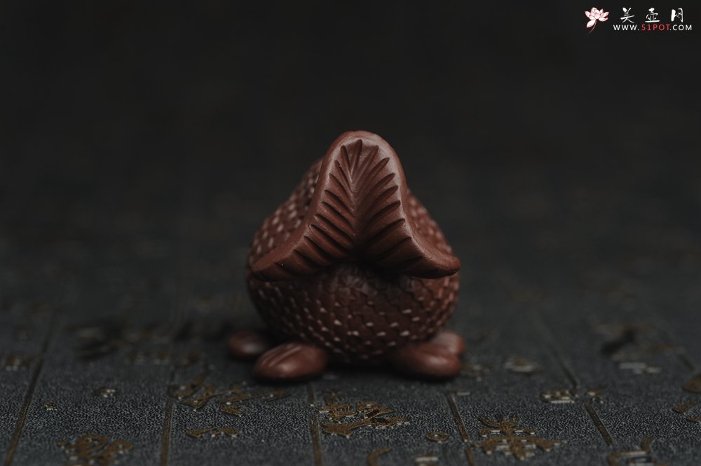 紫砂壶图片：美宠特惠 精致鸿运当头 金鱼紫砂茶宠摆件 长7.3cm宽5cm高5cm - 宜兴紫砂壶网