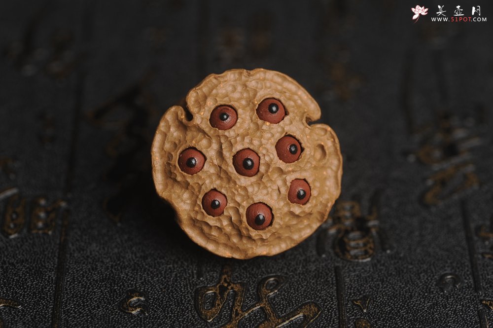 紫砂壶图片：美宠特惠 精致迷你紫砂小莲蓬茶宠摆件 莲子可动有趣 直径3.8cm高2.8cm左右 - 宜兴紫砂壶网