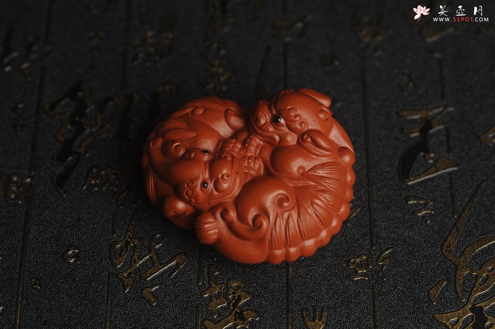 紫砂壶图片：美宠特惠 精致大红袍朱泥镇宅对狮子紫砂茶宠摆件 长6.5cm宽5.5cm高3.5cm - 宜兴紫砂壶网