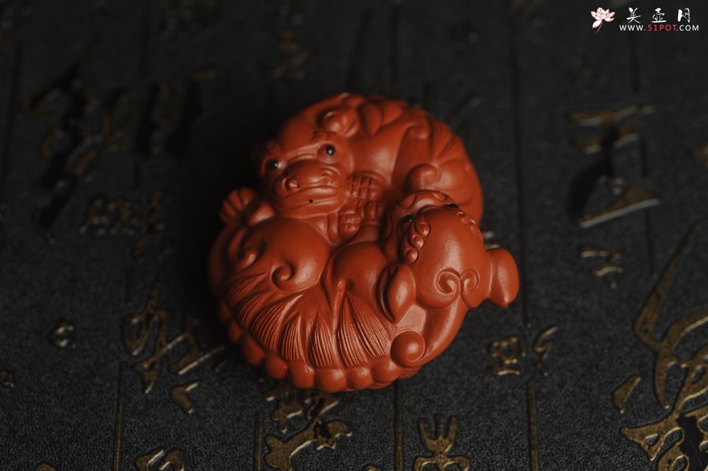 紫砂壶图片：美宠特惠 精致大红袍朱泥镇宅对狮子紫砂茶宠摆件 长6.5cm宽5.5cm高3.5cm - 宜兴紫砂壶网