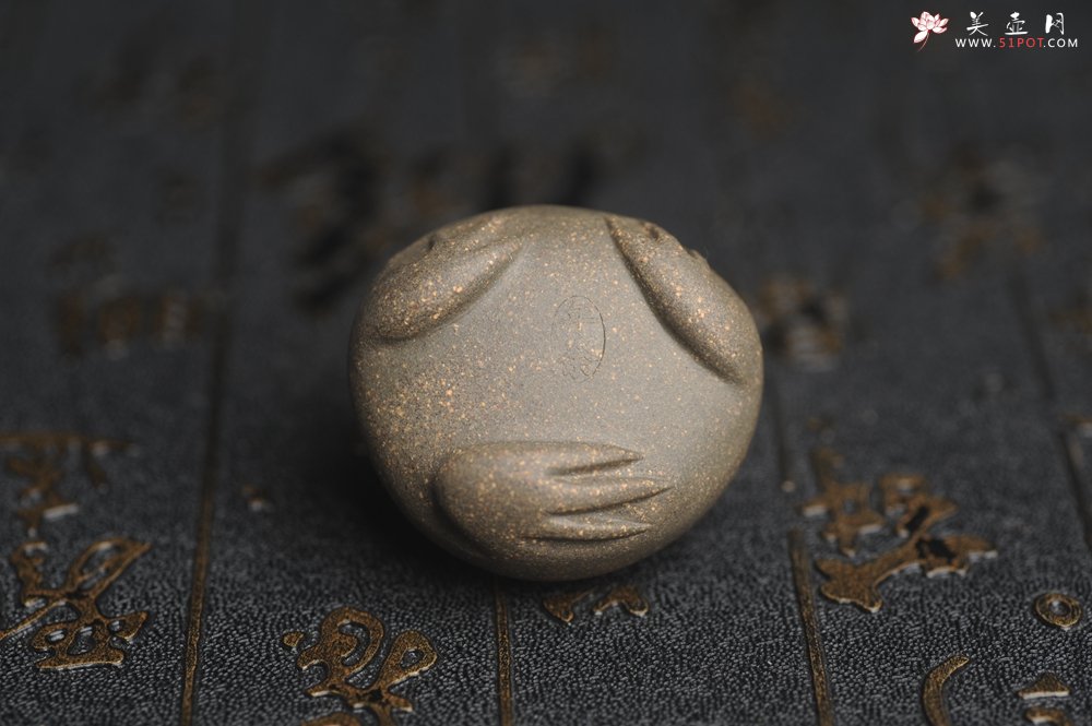 紫砂壶图片：美宠特惠 超可爱的精工青段萌蛤蟆紫砂茶宠摆件 长3.5cm宽4cm高3cm - 宜兴紫砂壶网