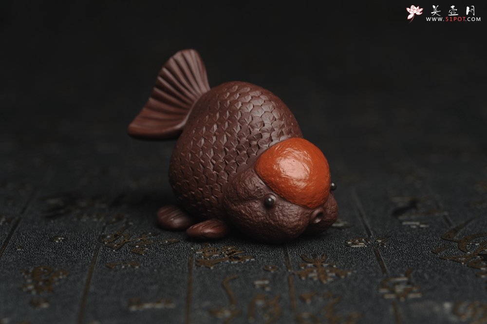 紫砂壶图片：美宠特惠 精致鸿运当头 金鱼紫砂茶宠摆件 长7.3cm宽5cm高5cm - 宜兴紫砂壶网