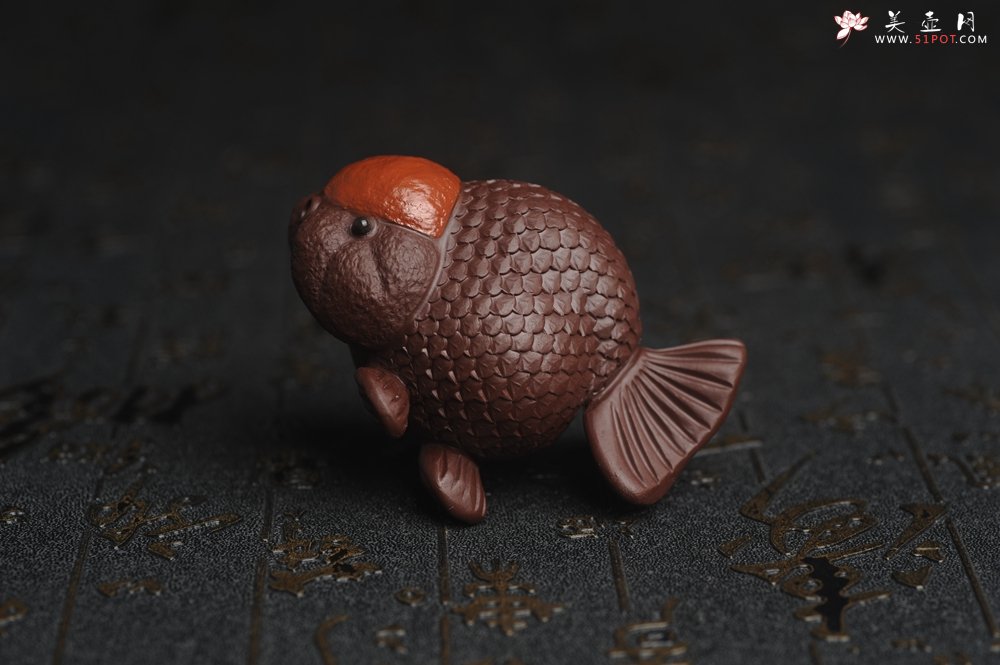 紫砂壶图片：美宠特惠 精致鸿运当头 金鱼紫砂茶宠摆件 长7.3cm宽5cm高5cm - 宜兴紫砂壶网