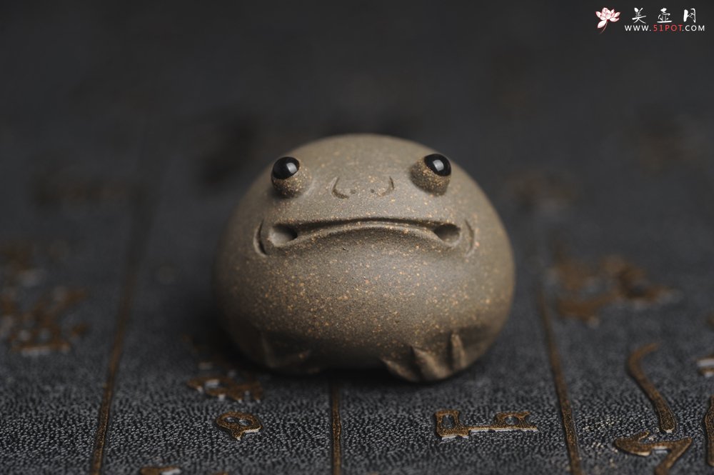 紫砂壶图片：美宠特惠 超可爱的精工青段萌蛤蟆紫砂茶宠摆件 长3.5cm宽4cm高3cm - 宜兴紫砂壶网