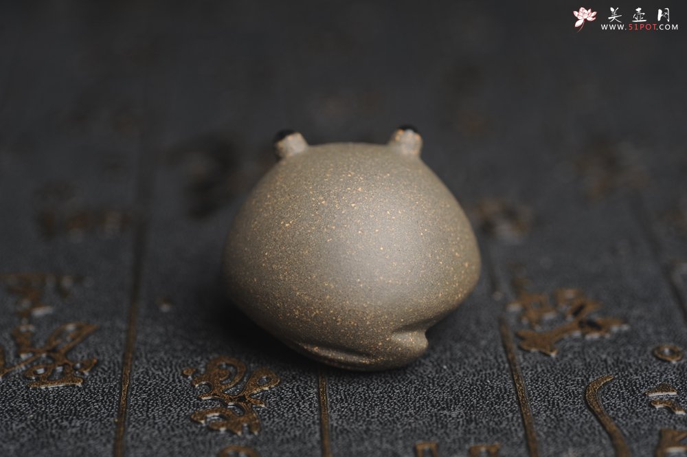 紫砂壶图片：美宠特惠 超可爱的精工青段萌蛤蟆紫砂茶宠摆件 长3.5cm宽4cm高3cm - 宜兴紫砂壶网