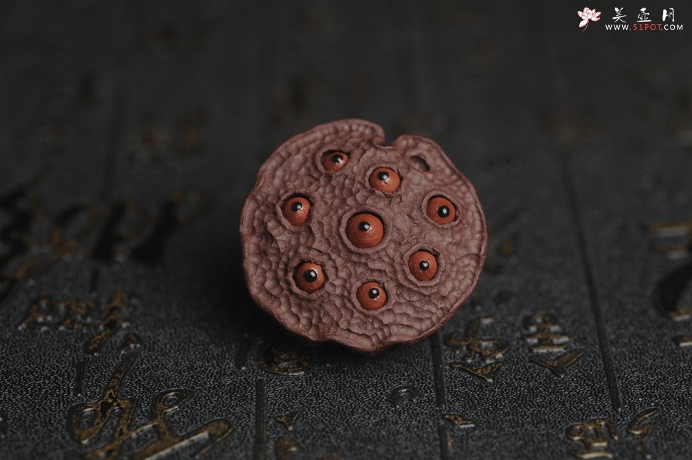 紫砂壶图片：美宠特惠 精致迷你紫泥小莲蓬茶宠摆件 莲子可动有趣 直径3.8cm高2.8cm左右 - 宜兴紫砂壶网