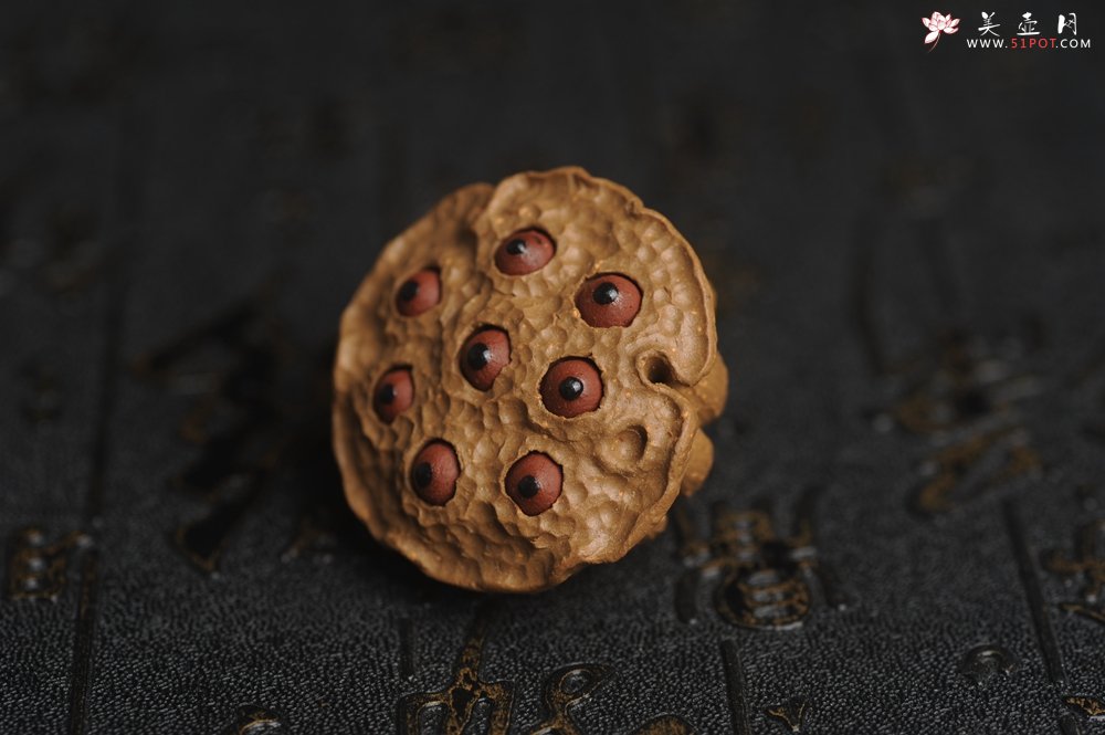 紫砂壶图片：美宠特惠 精致迷你紫砂小莲蓬茶宠摆件 莲子可动有趣 直径3.8cm高2.8cm左右 - 宜兴紫砂壶网