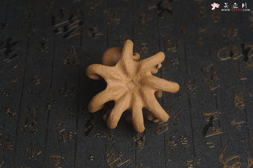 紫砂壶图片：美宠特惠 精致大号八爪鱼紫砂茶宠 直径8.5cm高5cm左右 寓意八方来财 - 宜兴紫砂壶网