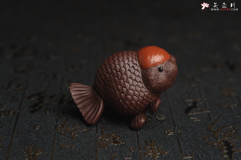 紫砂壶图片：美宠特惠 精致鸿运当头 金鱼紫砂茶宠摆件 长7.3cm宽5cm高5cm - 宜兴紫砂壶网