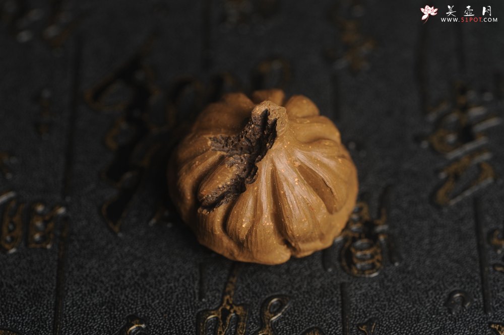 紫砂壶图片：美宠特惠 精致迷你紫砂小莲蓬茶宠摆件 莲子可动有趣 直径3.8cm高2.8cm左右 - 宜兴紫砂壶网