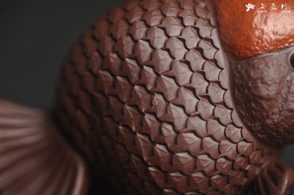 紫砂壶图片：美宠特惠 精致鸿运当头 金鱼紫砂茶宠摆件 长7.3cm宽5cm高5cm - 宜兴紫砂壶网