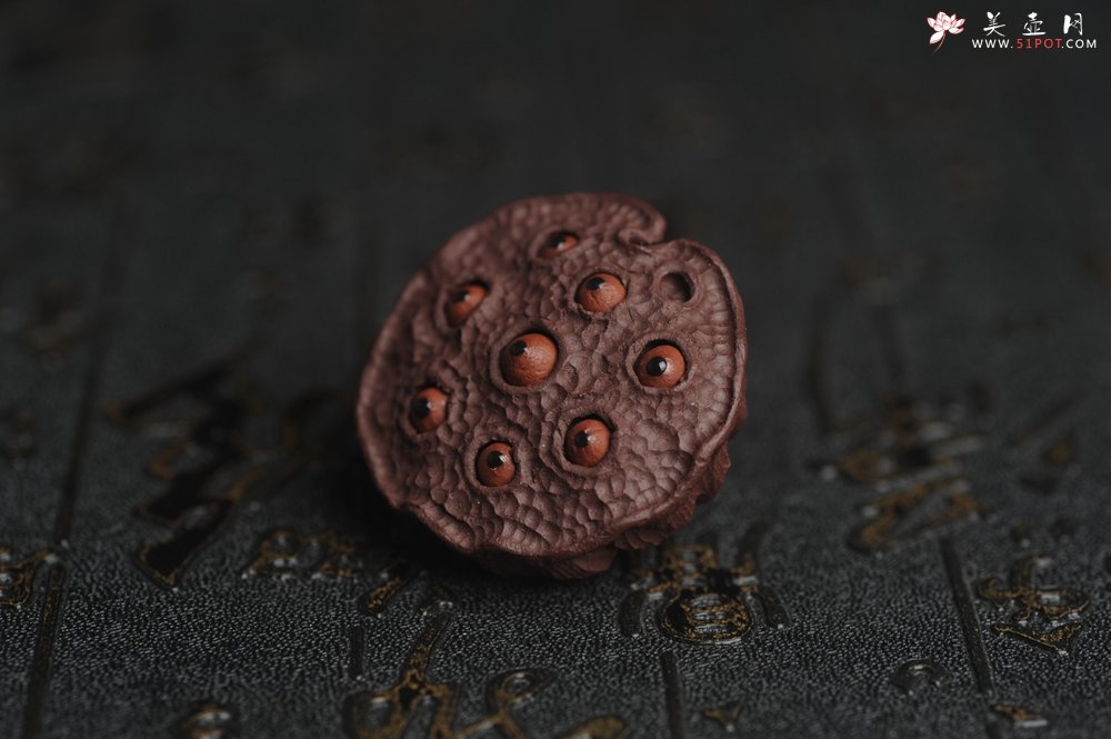 紫砂壶图片：美宠特惠 精致迷你紫泥小莲蓬茶宠摆件 莲子可动有趣 直径3.8cm高2.8cm左右 - 宜兴紫砂壶网