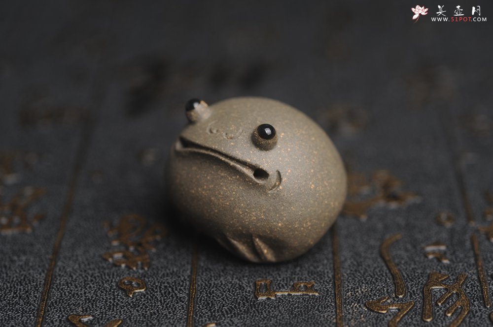 紫砂壶图片：美宠特惠 超可爱的精工青段萌蛤蟆紫砂茶宠摆件 长3.5cm宽4cm高3cm - 宜兴紫砂壶网