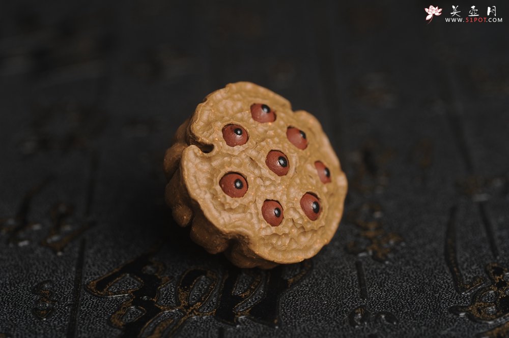 紫砂壶图片：美宠特惠 精致迷你紫砂小莲蓬茶宠摆件 莲子可动有趣 直径3.8cm高2.8cm左右 - 宜兴紫砂壶网