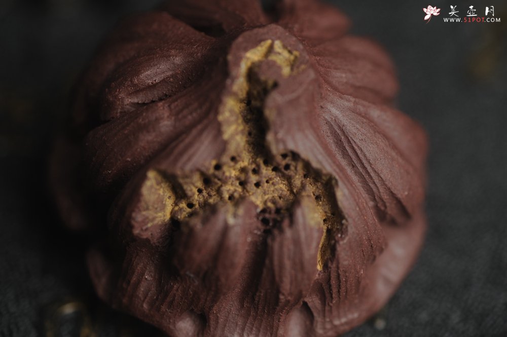 紫砂壶图片：美宠特惠 精致迷你紫泥小莲蓬茶宠摆件 莲子可动有趣 直径3.8cm高2.8cm左右 - 宜兴紫砂壶网