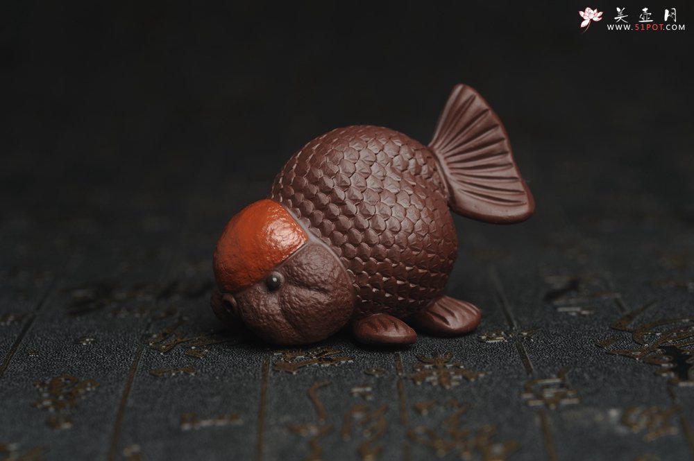 紫砂壶图片：美宠特惠 精致鸿运当头 金鱼紫砂茶宠摆件 长7.3cm宽5cm高5cm - 宜兴紫砂壶网