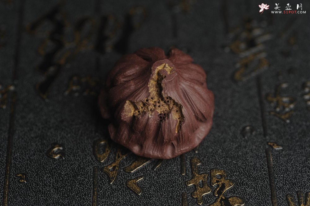 紫砂壶图片：美宠特惠 精致迷你紫泥小莲蓬茶宠摆件 莲子可动有趣 直径3.8cm高2.8cm左右 - 宜兴紫砂壶网