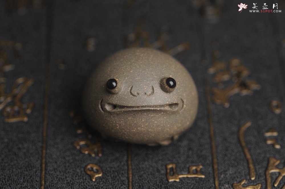 紫砂壶图片：美宠特惠 超可爱的精工青段萌蛤蟆紫砂茶宠摆件 长3.5cm宽4cm高3cm - 宜兴紫砂壶网