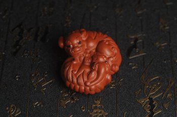紫砂壶图片：美宠特惠 精致大红袍朱泥镇宅对狮子紫砂茶宠摆件 长6.5cm宽5.5cm高3.5cm - 宜兴紫砂壶网