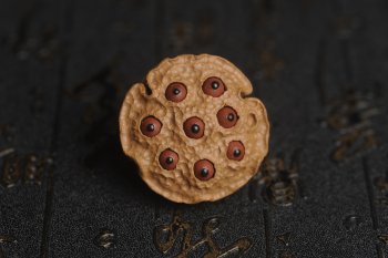 紫砂壶图片：美宠特惠 精致迷你紫砂小莲蓬茶宠摆件 莲子可动有趣 直径3.8cm高2.8cm左右 - 宜兴紫砂壶网